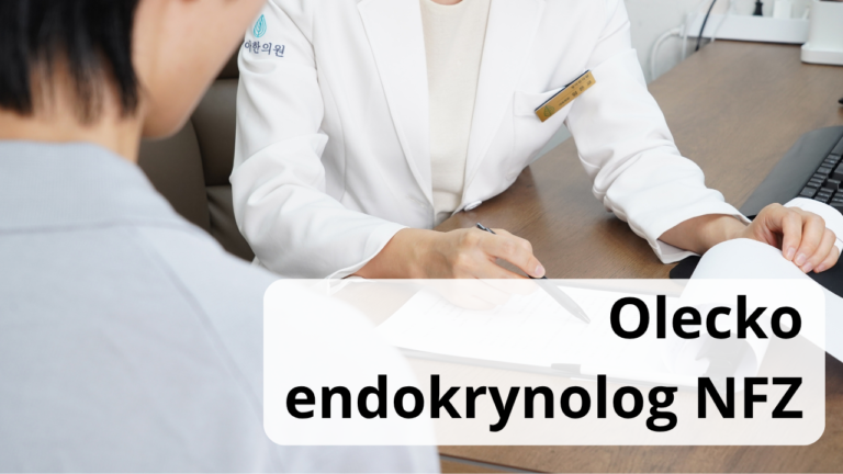 kobieta na wizycie u lekarza siedzi przy biurku, lekarz pisze dokumenty