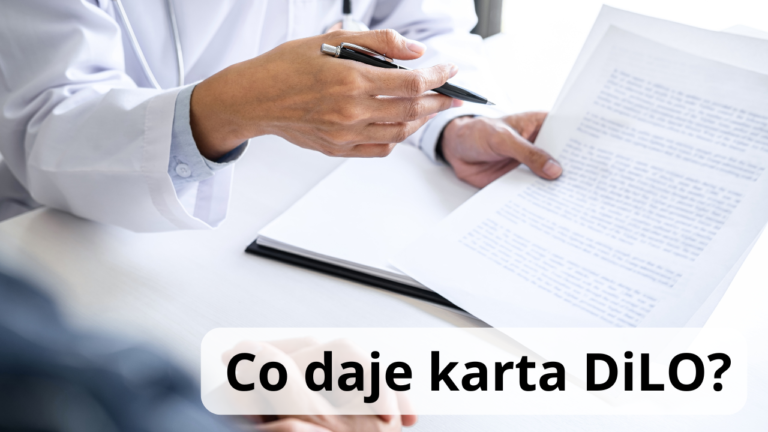 lekarz i pacjent rozmawiają przy biurku