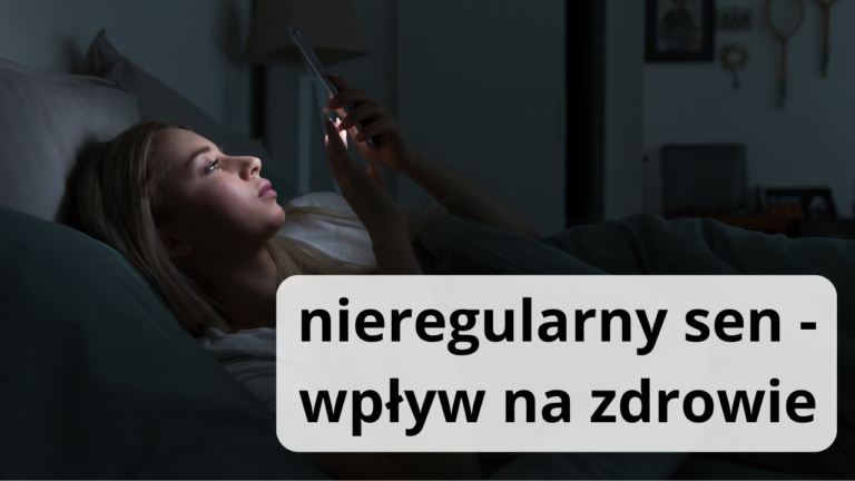 kobieta w nocy leży w łóżku i patrzy w telefon