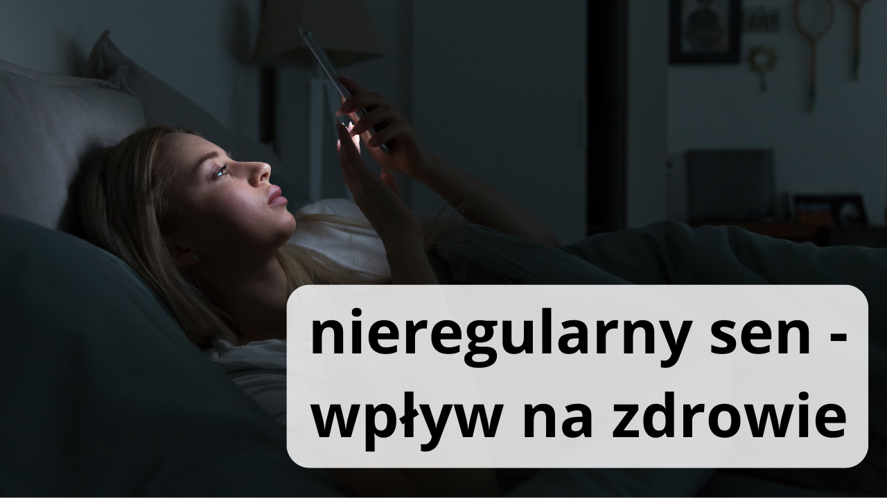 kobieta w nocy leży w łóżku i patrzy w telefon