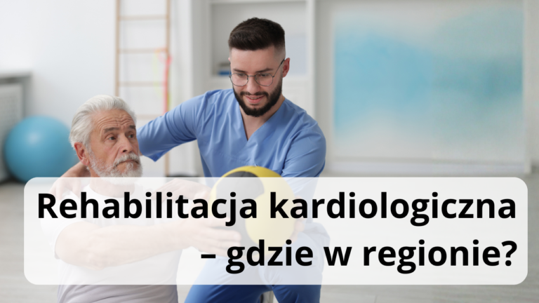 starszy pacjent ćwiczy z piłką z fizjoterapeutą