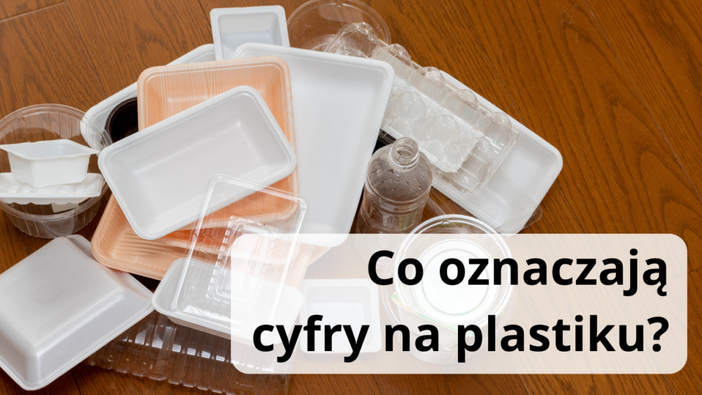różne opakowania plastikowe leżące na stole