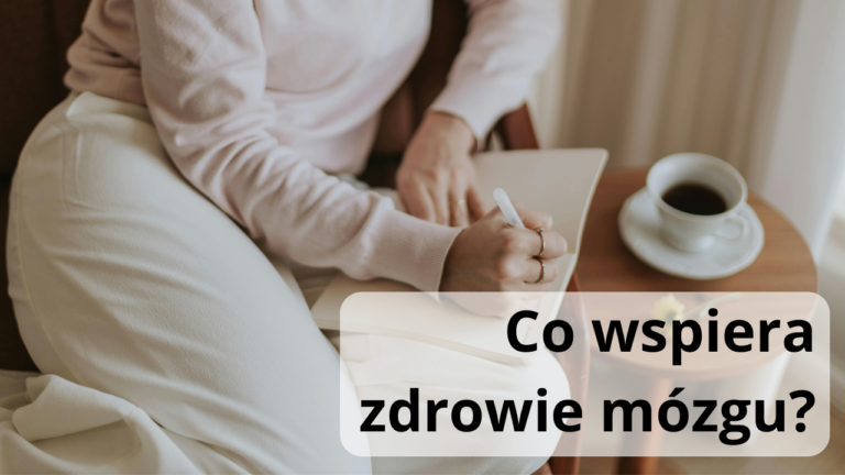 kobieta siedzi na fotelu z filiżanką kawy i pisze w notatniku